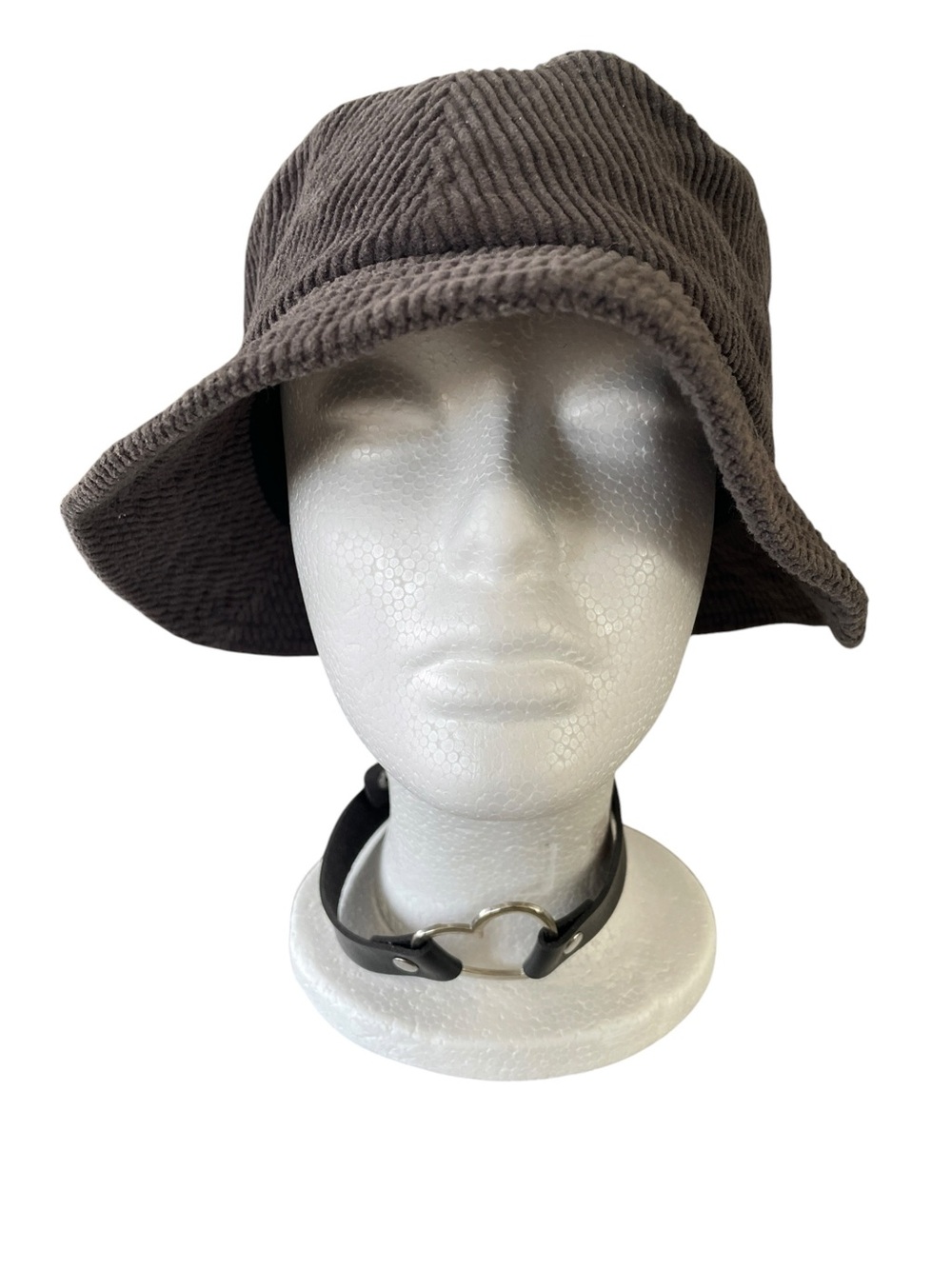 Cotton On Corduroy Bucket Hat in Dark Gray.
OS- Unisex.